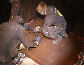 Demontage eines Kellergeschweißten Heizöltanks aus Stahl, Quelle: k+k-PR GmbH